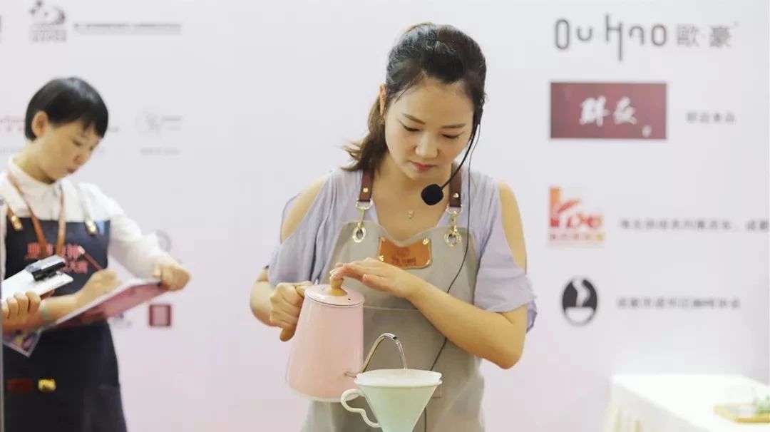成都咖啡師很了不起 | 女神沖煮賽&男神拉花賽刷爆烘焙展！