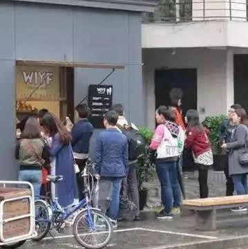 賺錢(qián)的咖啡館，這一天都耗在洗杯子上了，聊個(gè)屁的天