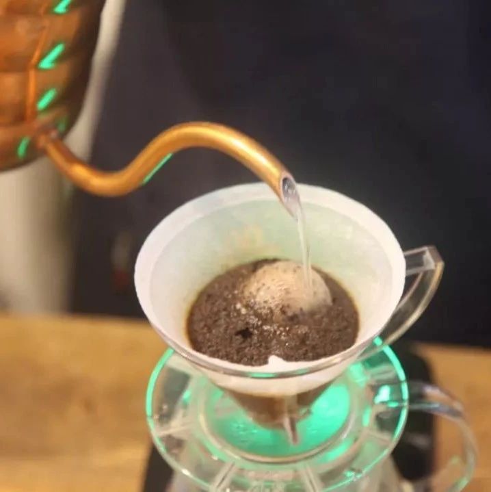 手沖悶蒸 | 咖啡悶蒸注意什么？淺烘＆深烘悶蒸排氣有何不同？