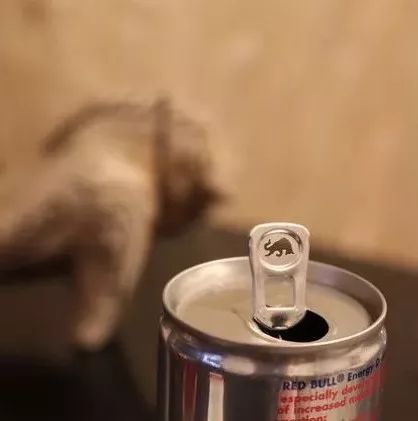56歲男子6小時(shí)狂飲25罐能量飲品，稱咖啡因攝取過高