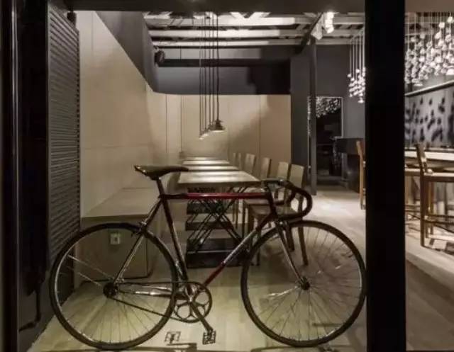 啡|軟裝 ? 咖啡館墻上的那些自行車