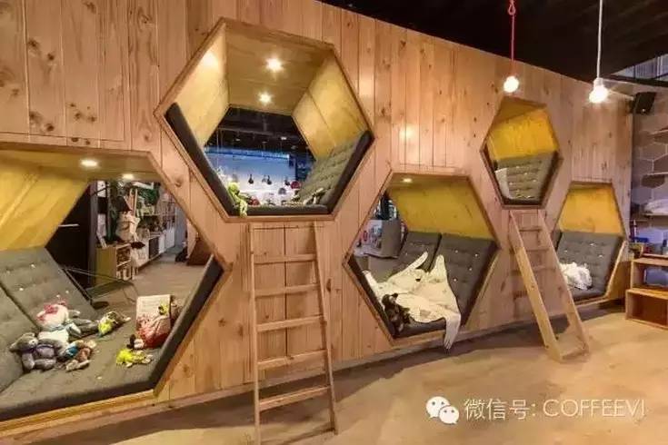 啡|空間 ? 9 3/4 Bookstore + Café