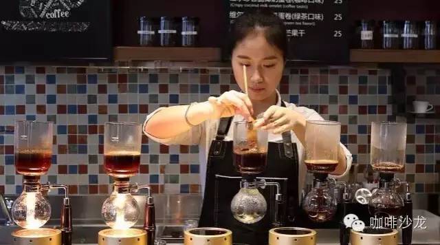 她把虹吸壺煮咖啡美出新高度！《視啡》第③期：虹吸式咖啡的魅力
