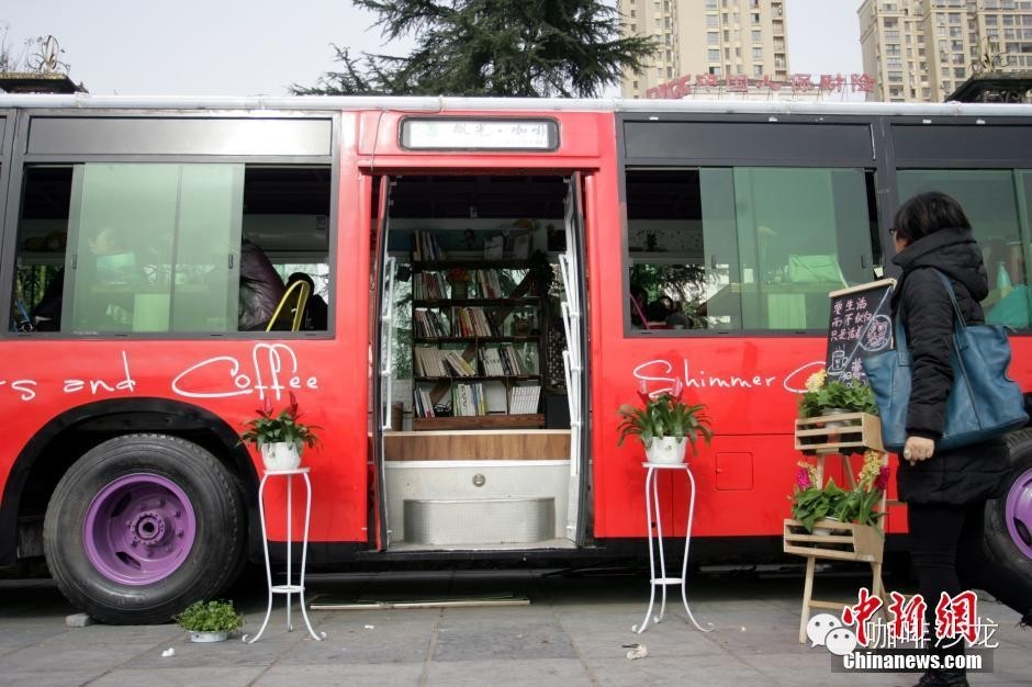 咖啡創(chuàng)意 | 湖北街頭現(xiàn)創(chuàng)意公交車咖啡館