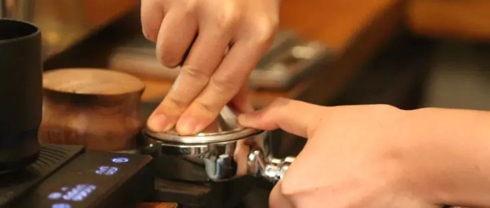 制作意式咖啡中的接粉、布粉、壓粉步驟有什么講究嗎
