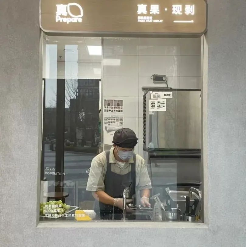 喜茶在店里設(shè)“真果現(xiàn)剝窗口”，網(wǎng)友：建議推廣