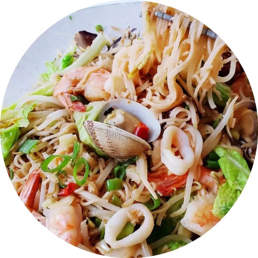 在家做大排檔風(fēng)味海鮮炒粉，料足也不怕虧本