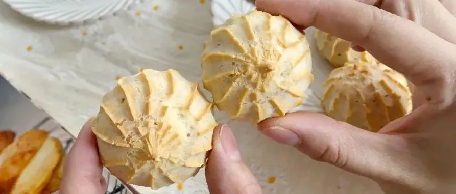比泡芙簡(jiǎn)單，材料攪一攪烤一烤就OK啦！香酥爆漿糯嘰嘰~