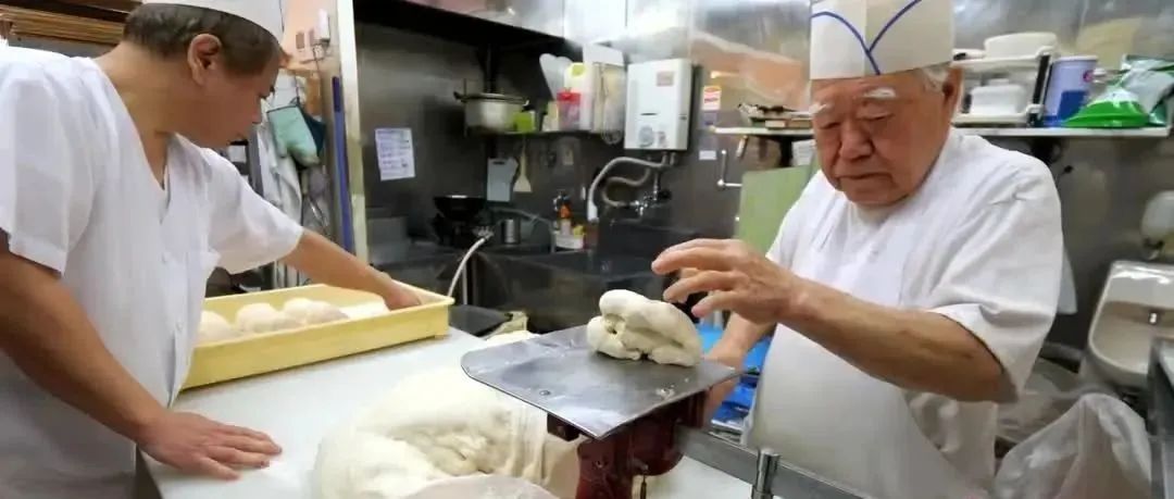 日本神戶“上澤丸井面包店”，  歲傳奇面包師依然每天在做面包！