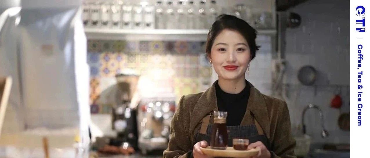 后女孩在樹上開咖啡館，零宣傳走紅，網(wǎng)友羨慕的卻是她的遛狗日常