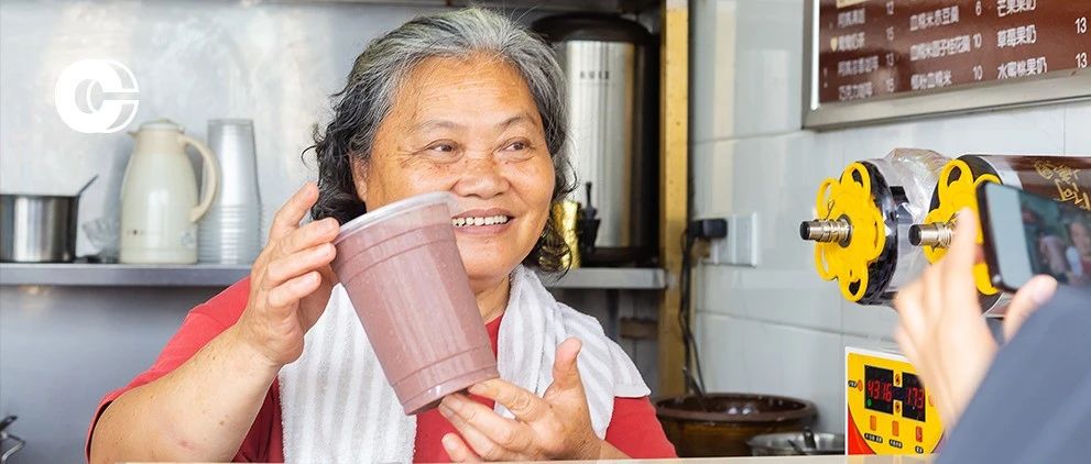 人物｜全國(guó)唯一正宗的?阿姨奶茶?，一碗熬進(jìn)她 年人生的甜湯