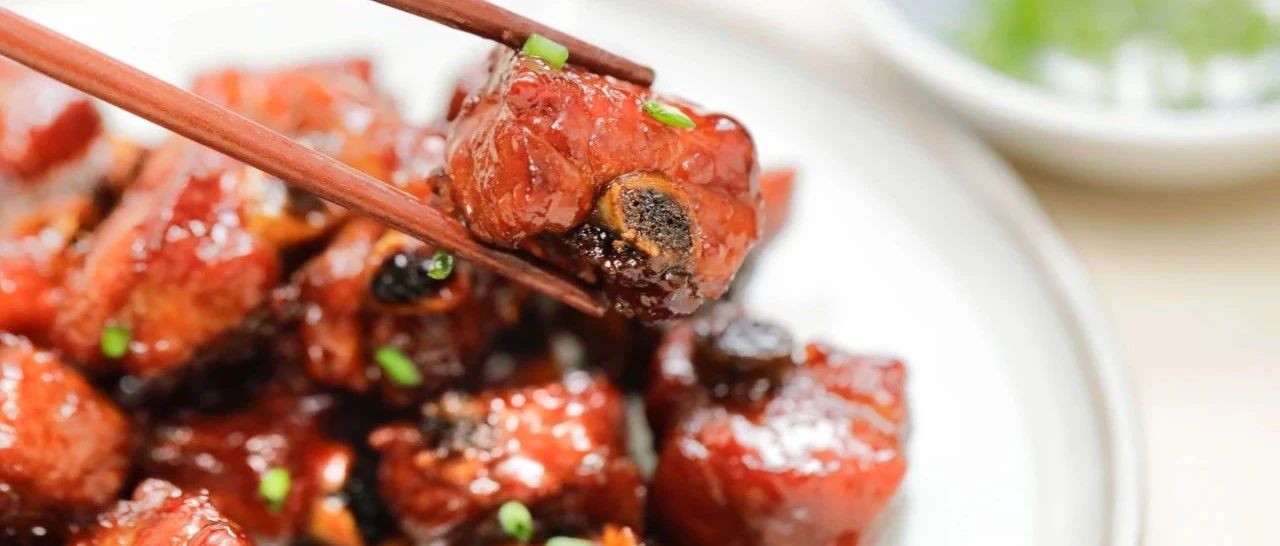 過節(jié)別去餐館吃了！排骨這樣做，保證外焦里嫩，一咬脫骨！