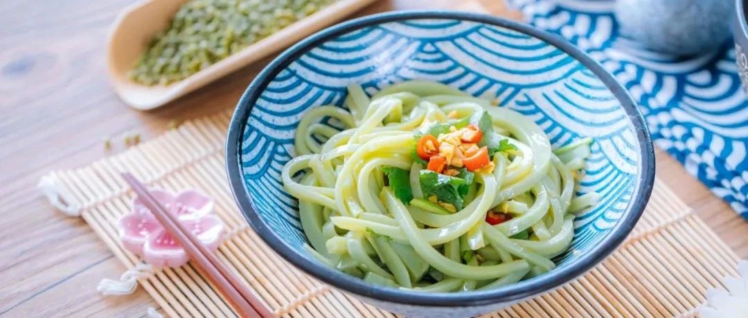 別再用綠豆煮粥了！做成涼面爽滑又Q彈